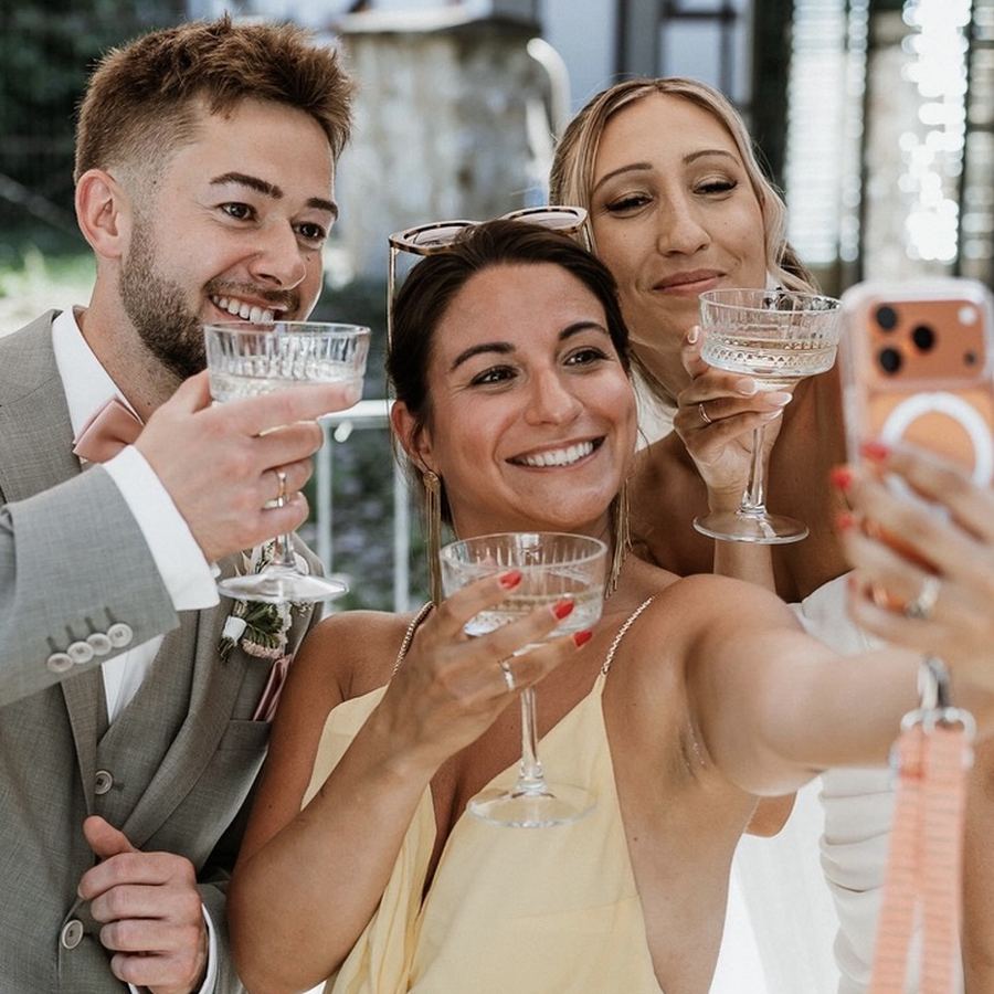 Fröhlicher Toast mit Sekt unter Freunden